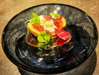 旬のフルーツ ブラータチーズ 生ハムのカプレーゼ仕立て