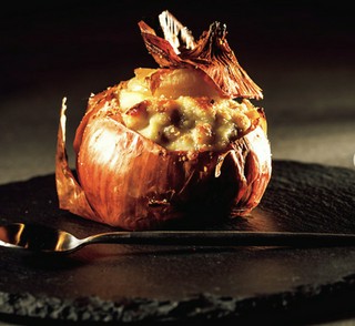 丸ごと玉ねぎのグラタン