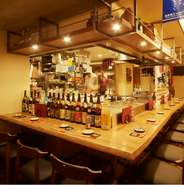 ライブ感の楽しめるカウンター席！お一人様のサク飲みやデートにも人気！