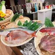 その日に入った魚や野菜などの食材を、カウンターの前の焼き場で焼いてお出しします！人気だった野菜の肉巻きもご用意してます