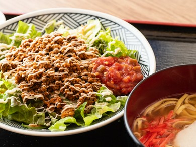 ランチタイムも 沖縄料理ひと筋