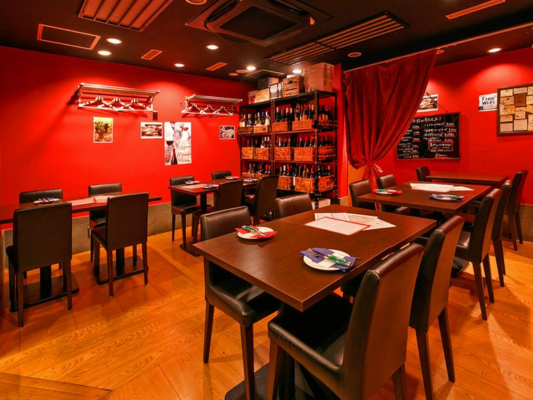 明るくスタイリッシュな空間。ワインを楽しく飲めるワイン居酒屋
