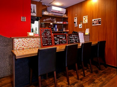 ワイン片手に横並びのカウンター席で、二人だけの世界を満喫