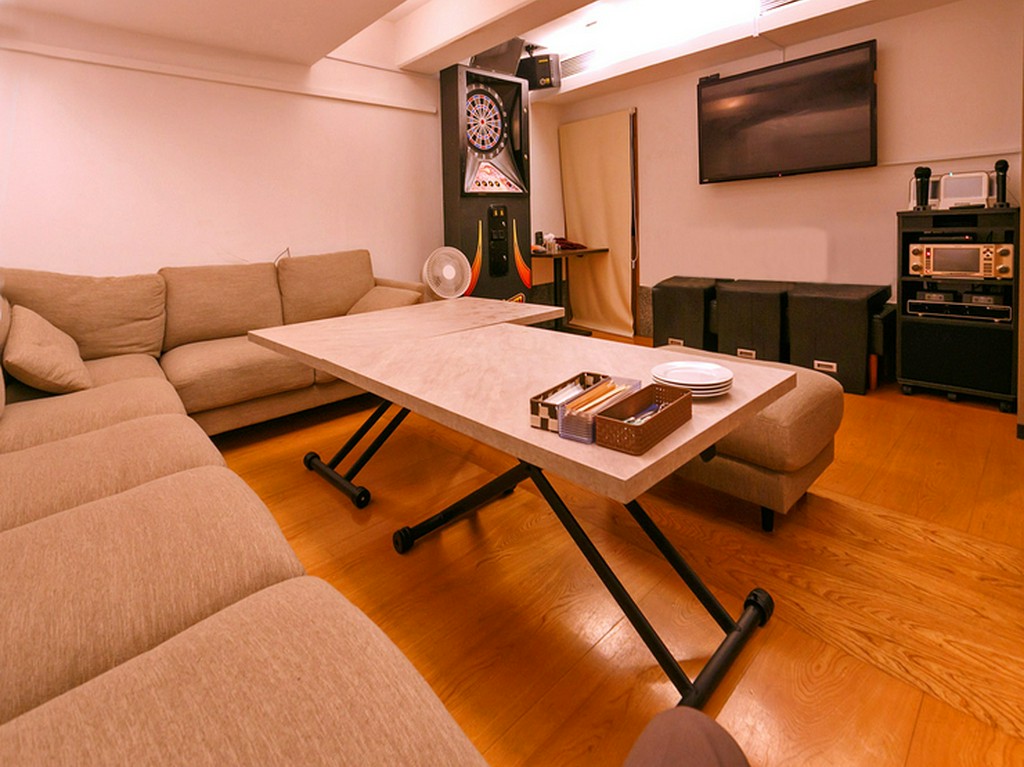 まるで自宅のリビング。ダーツやカラオケも楽しめる完全個室