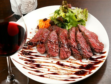 赤身の肉は最高級の贅沢。赤ワインと共に味わいたくなる一品『牛サガリのロースト　バルサミコソース』
