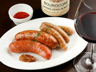 桜ウッドで燻製した自家製のソーセージ。3種類の違った味わいを楽しむ『ソーセージ盛り合わせ』