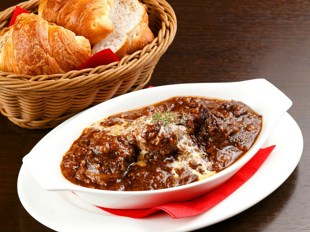 バケットとの相性バツグン『牛すじの赤ワイン煮込み』