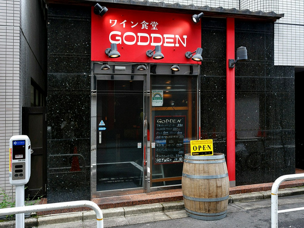 コンセプトは、“気軽にふらっと立ち寄れるワイン居酒屋”