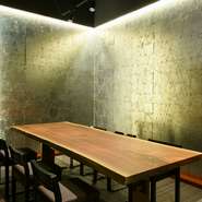 清潔感のあるお洒落なインテリアが煌びやかな店内は、居心地の良さが魅力です。お座席はゆったりくつろげるテーブル席や半個室、人気の個室をご用意。料理を囲み笑み溢れるひとときをお過ごしください。