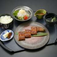 長焼き4切れ、ミニサラダ、ご飯、お吸い物、漬物

※お吸い物付きですが、プラス150円でうなぎの肝吸いに変更できます。

