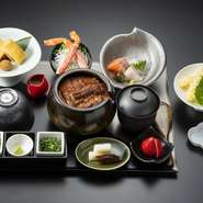 自慢のひつまぶしに、お刺身、ズワイガニのサラダ，うまき、天ぷら、ミニデザートがついた贅沢な御膳です。ワンランク上の上質な空間でお楽しみください。