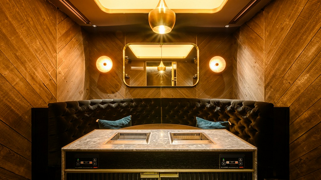 専属の焼き師のパフォーマンスに、臨場感が高まる空間