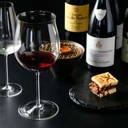 希少なプレミアムワイン含め、常時500種類以上のワインが取り揃えられています。ソムリエが厳選するワインはペアリングに最適。グラスに加え、ボトルでゆっくりとワインの魅力を満喫できます。