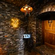 アニバーサリーで訪れるカップルが多く、完全個室のプライベート空間ではくつろぎながら料理を堪能できます。最良の火入れで仕上げられる銘柄牛は格別な味わい。おいしさに心が和み自然に笑みが溢れることでしょう。