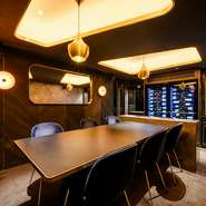 厳選された最高品質の肉を、プロフェッショナルな技術で焼き上げます。料理のみならず、スタッフが細やかにゲストをサポート。ビジネスシーンや特別な会食においても、心のゆとりを持って応対できます。