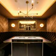 完全予約制となっており、店内には4部屋だけのプライベート空間が設えられています。完全なプライベートルームには特注グリルを完備。専任の焼き師とサービススタッフが常駐し、上質な焼肉体験を提供しています。
