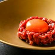 「但馬玄」の特長をとても深く感じられる逸品です。但馬玄の生肉を細切りにし、エシャロットやニンニクと共に、特製のもみダレで味付け。店内で絞った胡麻油の豊かな風味が一層食欲をそそります。