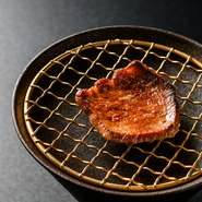 タンそのものの素材美を活かすため、火入れのタイミングに細心の注意を払います。香ばしさをまとったタンの、片面に塩だれ、もう片面に塩胡椒を振り完成。噛む感覚にもこだわり厚めにカットされています。