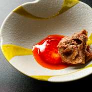 薄くスライスし、もみダレで味付けしたロースの両面をサッと炙ります。ブランド卵の卵黄は一晩漬けダレで寝かせることで、主役級の逸品に。さっと溶け出した肉の脂と卵黄の濃厚さが見事なハーモニーを生み出します。