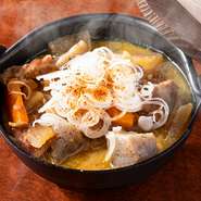 4時間以上じっくり煮込むことで、もつがトロトロな状態に。野菜との相性も絶妙です。白味噌の自然な甘さと鷹の爪のピリッとしたアクセントが、後を引きクセになる絶品メニュー。