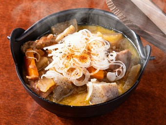 じっくりコトコト煮込み、素材の旨みを引き出した『もつ煮込み』