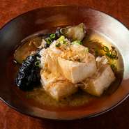 カラッと揚げられサクサクの衣に包まれた豆腐と、ジューシーな茄子が見事なコンビネーション。だしがしっかりと素材へ染み込み、噛めばジュワッとしたおいしさが溢れ出てくる優しい和の一皿です。