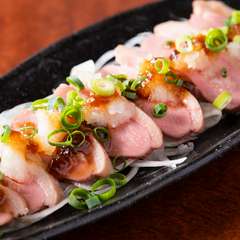 噛むほどに鴨肉の旨みを感じられる人気の一皿『自家製合鴨チャーシュー』