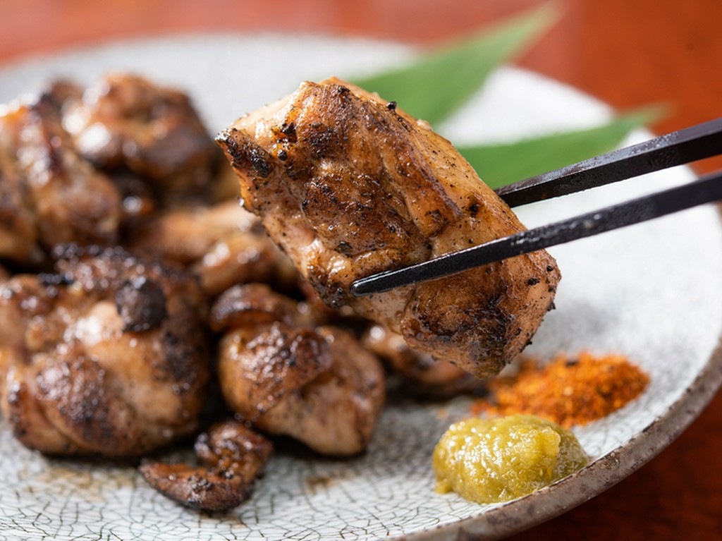皮のパリパリとした食感と旨みが絶品『地鶏の炭火焼き』