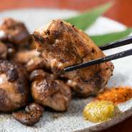 鶏皮からじっくり丁寧に油を抽出することで、鶏の旨みが凝縮された鶏油が完成。そのこだわりの鶏油を絡めて焼き上げることで、鶏肉本来の深い味わいが引き出されます。備長炭のほのかな香りも食欲をそそる名脇役。