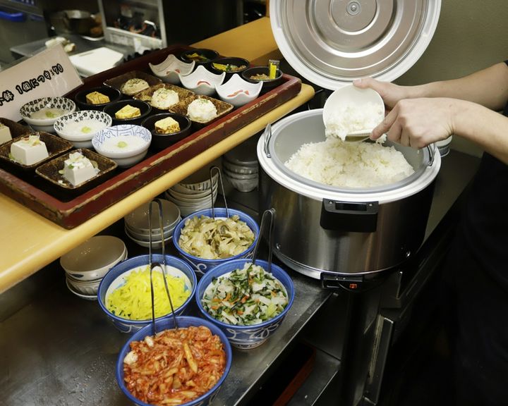 具だくさん味噌汁に白米食べ放題