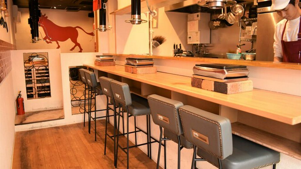 テーブルでワイワイ！カウンターでサクッと！カジュアルな店内◎