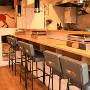 カジュアルで居心地の良い店内には、飲み会などにもピッタリの6名掛けテーブルや4名掛けテーブルが4卓。ふらっと気軽に立ち寄れるカウンター席は、サクッと一人焼肉はもちろん、焼肉デートにもおすすめです◎
