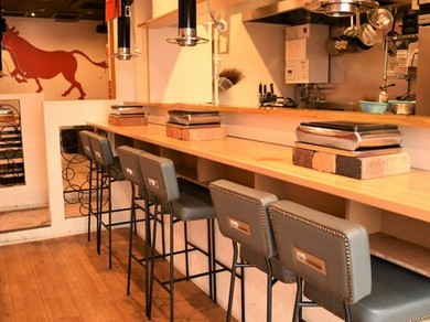 テーブルでワイワイ！カウンターでサクッと！カジュアルな店内◎