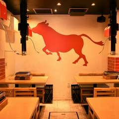 テーブルでワイワイ！カジュアルな店内◎