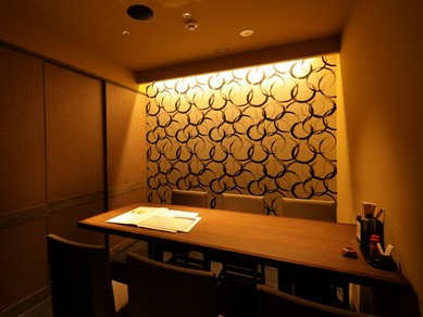 シックな完全個室とカジュアルな半個室を完備