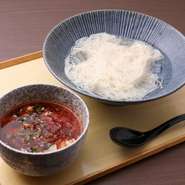 辛さと旨みが調和した、クセになるおいしさを楽しめます。辛さはしっかりと感じつつも、その刺激的な風味がやみつきになる一品。
小豆島 990円（生めん＋165円）／三輪 1,100円（低糖質めん＋220円）追飯＋150円