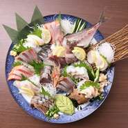 新鮮な海の幸を繊細な手法で調理し、お刺身、茶碗蒸し、土鍋ごはん、煮魚などさまざまな魚料理が用意されています。素材本来の風味を引き立てた一品によって、一人一人に贅沢な料理を提供。