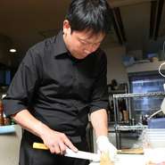 料理人が手掛ける料理は、いつでも相手の心に響き特別な瞬間を演出します。さらに、料理を通じて自分の大事な人への想いも表現。温かさとおいしさが共鳴する一皿がつくられます。