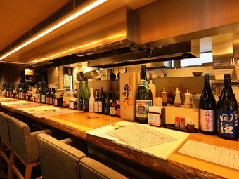 広々とした空間で個室も用意された、落ち着きのある店内