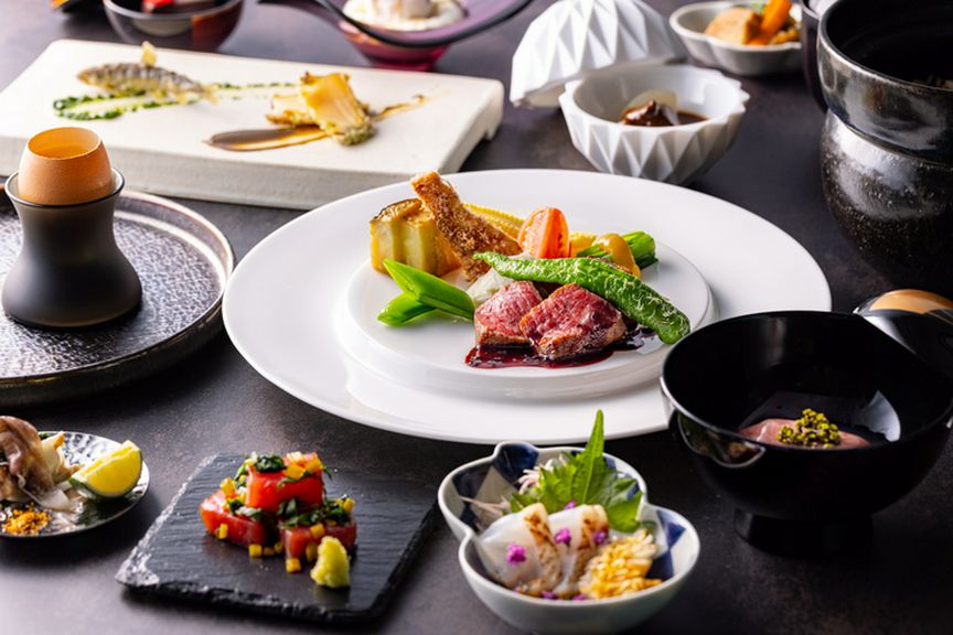 日本料理に西洋のテイスト織り交ぜた、四季折々の旬の美味しさを月替わりの献立にてお届けいたします。
