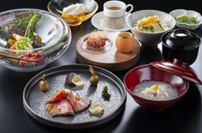 日本料理に西洋のテイスト織り交ぜた、四季折々の旬の美味しさを月替わりの献立にてお届けいたします。