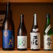 島根の『月山』や『王祿』、秋田の『春霞』など、山陰地方を中心とした各地の地酒が勢揃い。地酒の豊かな風味と香りを存分に満喫できるラインナップで、日本酒愛好家にもうれしい品揃えです。