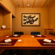 落ち着いた雰囲気の中でゆったりと食事のできる個室が完備されており、特別なデートにぴったりの空間で、大切な人と過ごせます。事前予約をすれば、サプライズケーキの用意も可能。