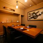 2～6名まで利用できる個室のテーブル席があり、接待や記念日などの特別なシーンにお誂え向きです。静かな洗練された環境で、ゆっくりと料理を堪能できます。