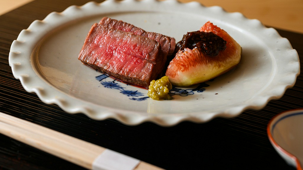 贅沢な舌鼓、万葉牛と無花果の調和『鳥取　万葉牛の炭火焼き　無花果田楽』