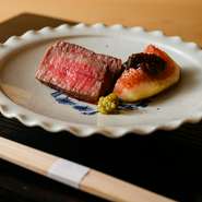 鳥取の名物、万葉牛を使用した炭火焼きは、生産者のこだわりが光る逸品。口の中でとろけるような肉の旨みと、無花果と大山鶏、みその田楽が絶妙に調和し、贅沢なひとときを演出します。