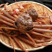 11月から3月の限定期間で毎日境港から直送され、生きたまま新鮮な状態で提供されます。カウンター席では、ゲストの目の前で調理されるため、活きの良さを存分に堪能できるとともに臨場感満載です。