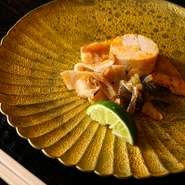 河豚の身皮ととおとうみを自家製のたれに漬け込み、丁寧に網焼き。ゼラチン質が含まれるため、ぷるぷるとした食感が楽しめます。濃厚なあん肝との相性も抜群で、一度食べたら忘れられない味わいです。