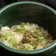 献立一例

季節の前菜5品
大山鶏の茶碗蒸し
お造り
河豚の唐揚げ
毛蟹の土鍋ご飯
蜆の味噌汁
香の物
デザート

※仕入れにより献立は変更になります