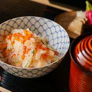 季節ごとに厳選された食材が用意されています。夏には甘みが強い紅ズワイ蟹と上質な脂がのったのどぐろ、冬には新鮮な松葉蟹がオススメ。季節ごとの旬の味わいを堪能できます。